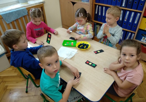 Dzieci wykonują z papieru sygnalizator świetlny.